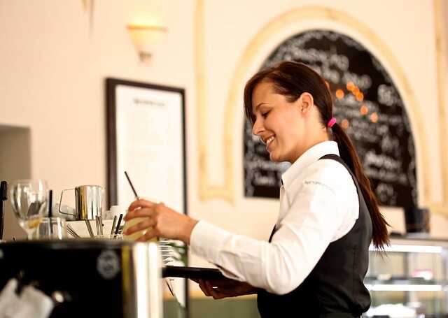 DEPENDIENTA DE CAFETERÍA